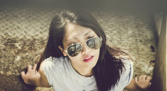 黑色墨镜美女图片 黑色墨镜美女图片
