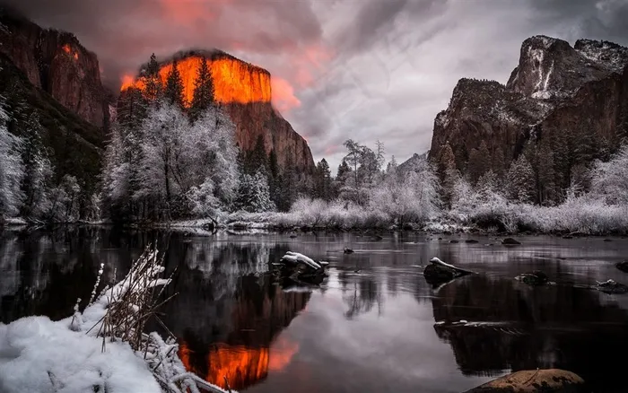 冰雪天的高山景色