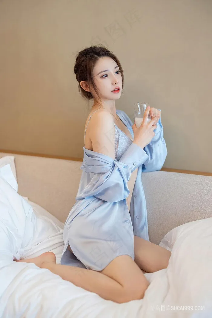 坐在被子上的*美腿美女刘奕宁写真图片
