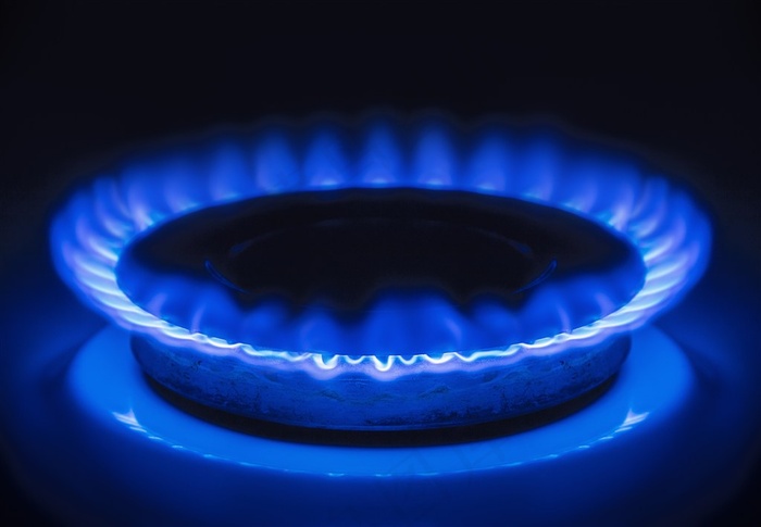 冒着蓝色火焰的燃烧着的燃气灶