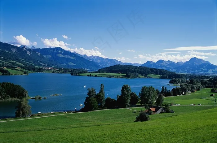 山脚下大海边草地上散落的村庄