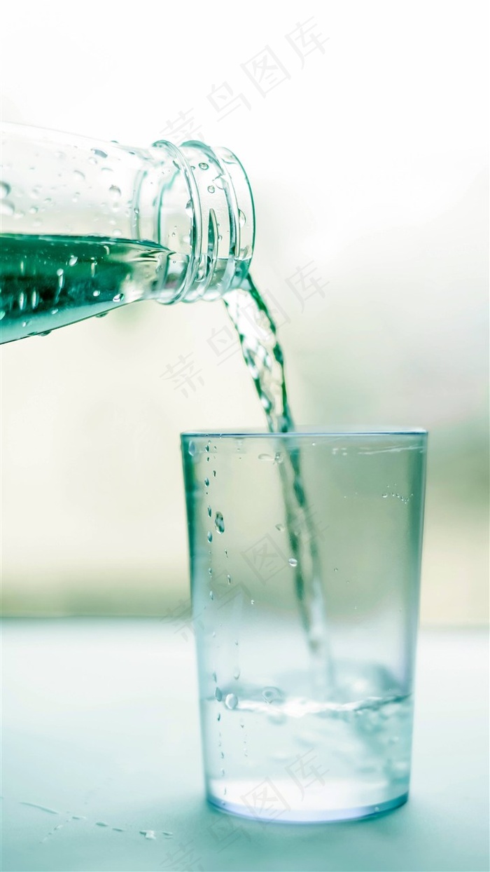 倒入杯中的水
