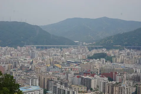 登山远眺城市风景