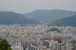 登山远眺城市风景