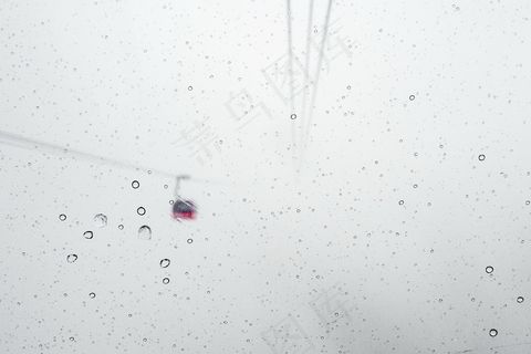 风雪天缆车图片