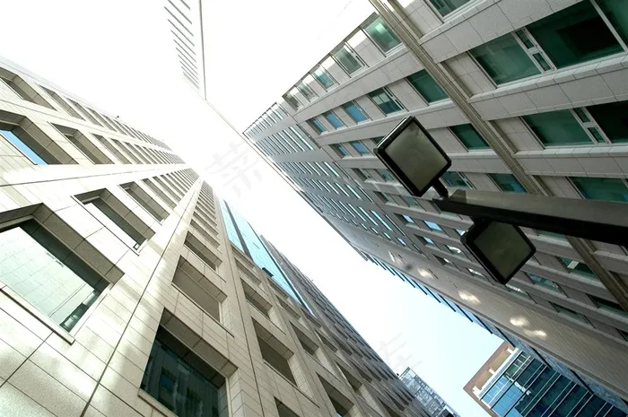 仰视高楼大厦