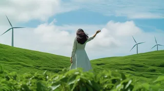 在草原上漫步的女孩摄影图 