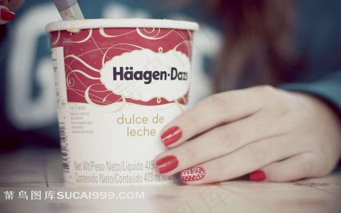 美甲的手与饮料杯