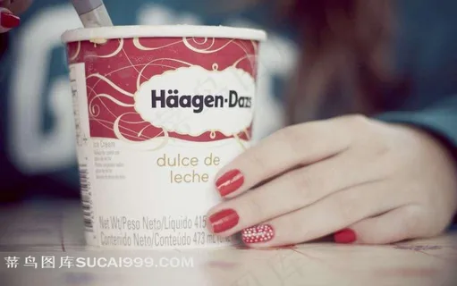 美甲的手与饮料杯