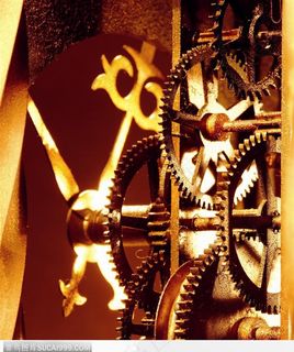 黄色灯光下的手表齿轮特写