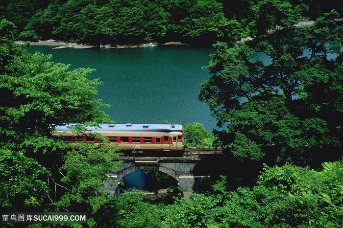 湖畔山脉铁路风景画