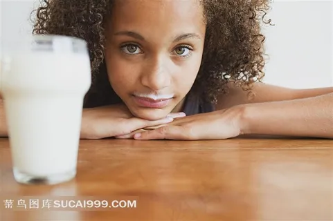 趴在桌子上的女孩和牛奶
