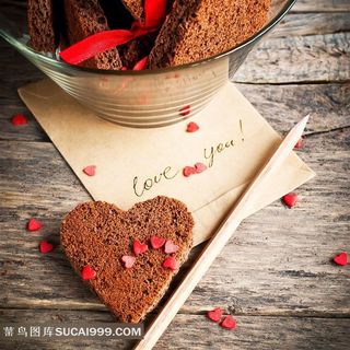 木板上的饼干铅笔信封创意海报摄影高清图片