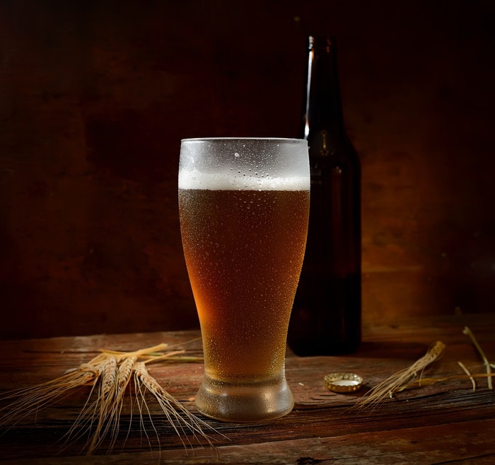 木桌的黄色的啤酒杯