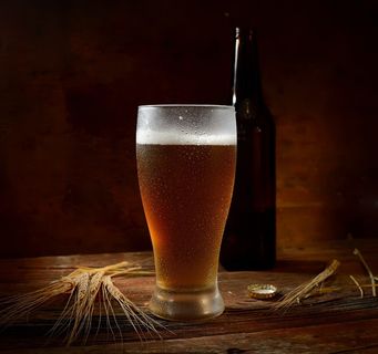 木桌的黄色的啤酒杯