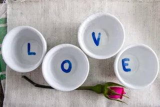 爱情字母杯子和花朵