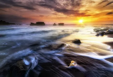晚霞中沙滩上的海浪风景图片 晚霞中沙滩上的海浪风景图片