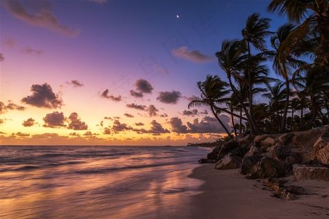 沐浴在金色阳光中的海景高清图片