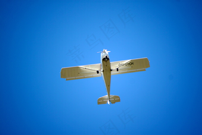 蓝天飞机图片