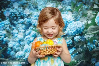 手拿水果可爱外国小女孩