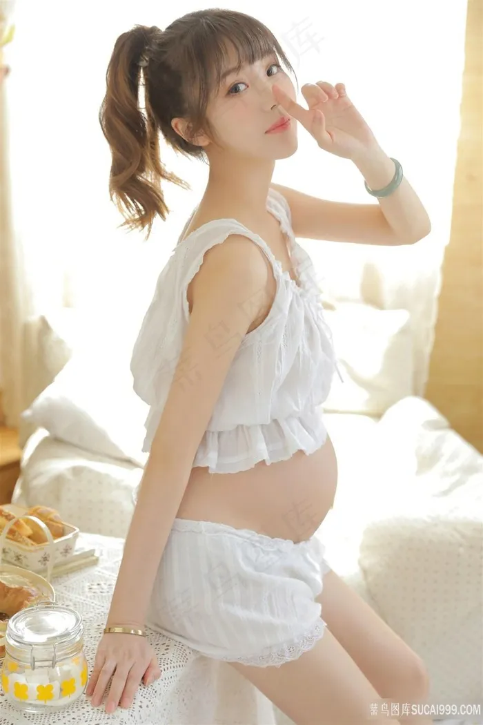 扎着马尾的白皙清纯少妇写真图片