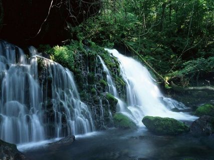 山林间奔流的瀑布