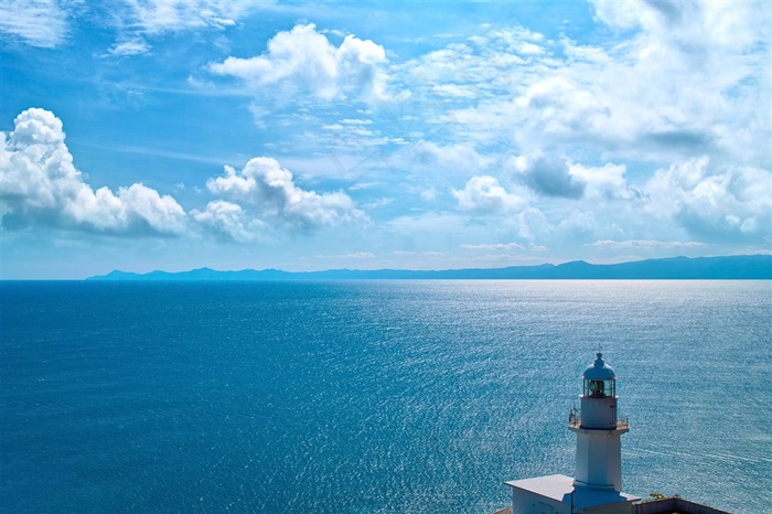 灯塔下的大海风景图片