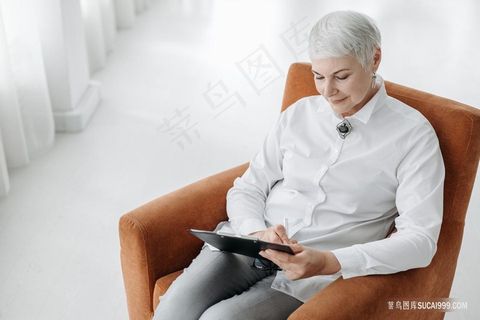 使用电子产品的老年人图片