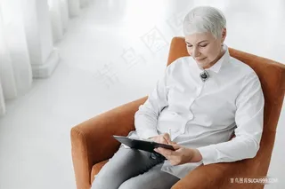 使用电子产品的老年人图片