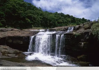 山水瀑布-短小的瀑布