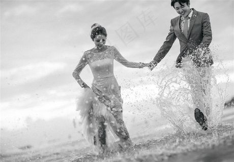 唯美海边戏水的恋人婚纱样片