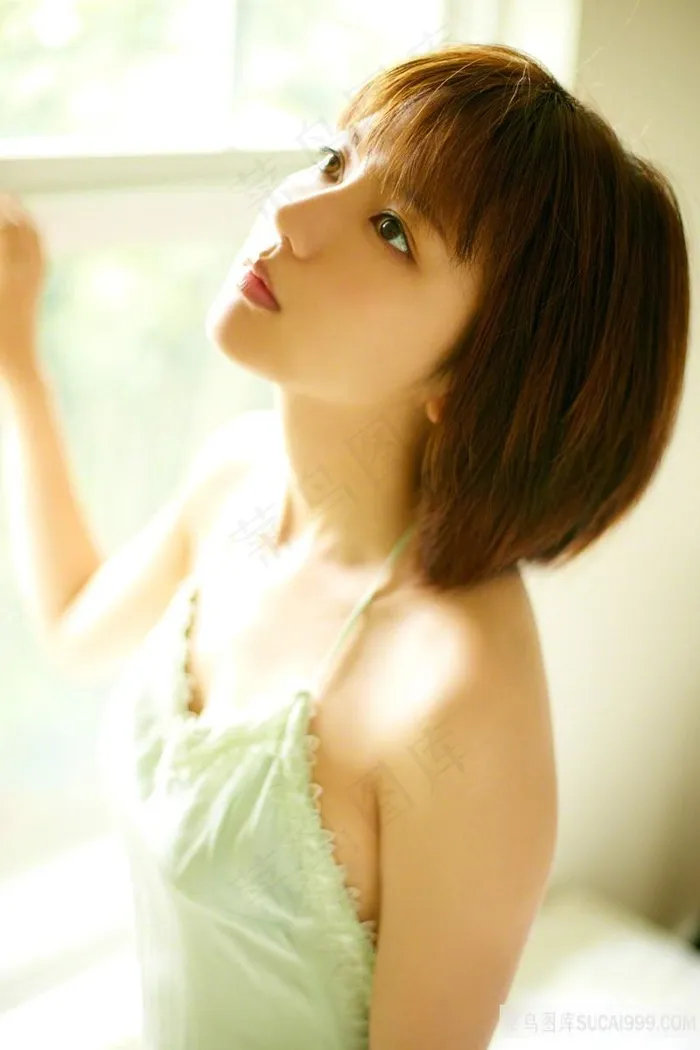 高清唯美短发日本美女写真图片
