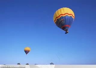 美丽天空-蓝天下漂浮的热气球