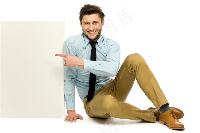 坐在地上指着广告牌的男士高清图片