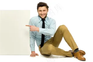 坐在地上指着广告牌的男士高清图片