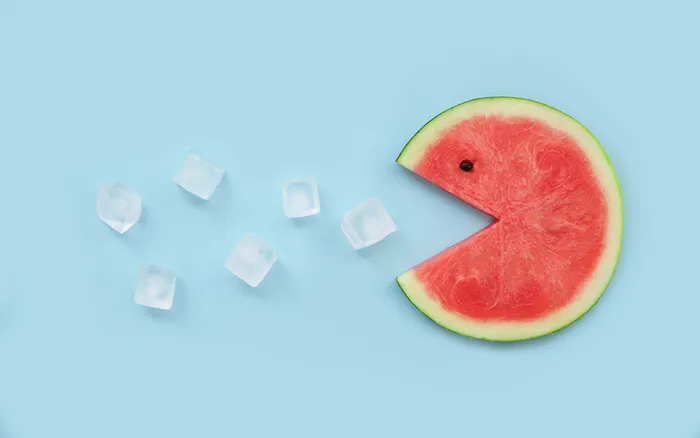 夏季清凉解暑喷冰块的西瓜