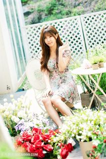 坐在花丛中的韩国美女许允美