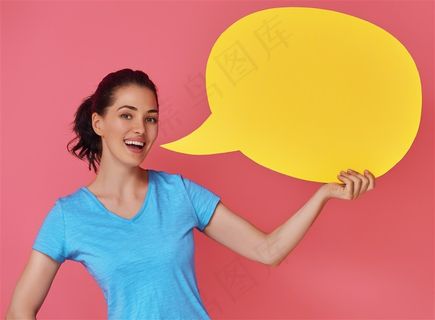 举着牌子的美女图片