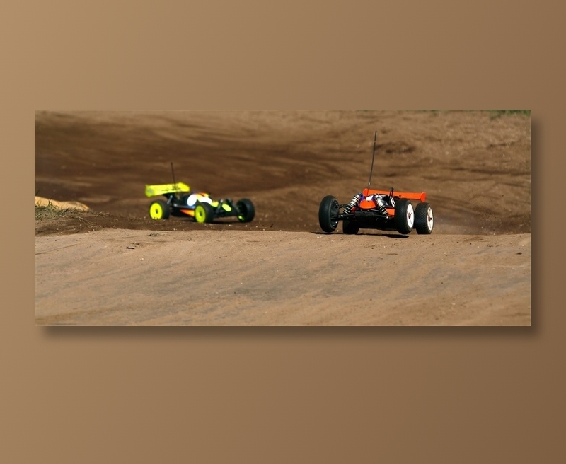 沙漠中的越野车