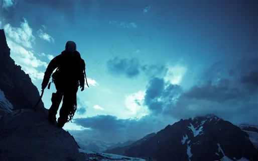 蓝色天空下的探险运动员剪影高清图片 蓝色天空下的探险运动员剪影高清图片