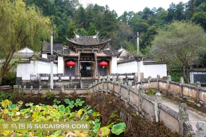通往寺庙的拱桥