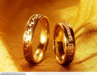 一对金色的结婚戒指