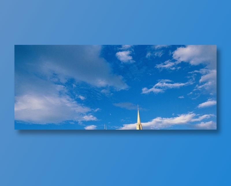 湛蓝天空下的白云图片