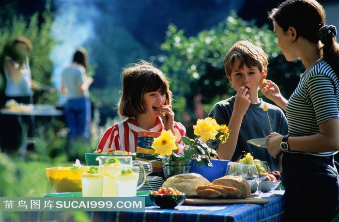 幸福儿童和母亲在郊外野餐享受美食