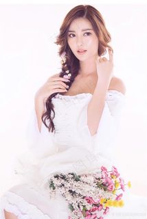 捧着鲜花的*卷发美女写真图片