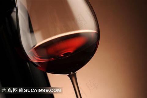 透明红酒玻璃杯特写图片