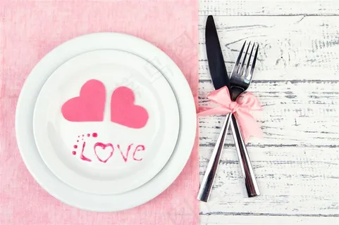 情人节餐盘和餐具图片