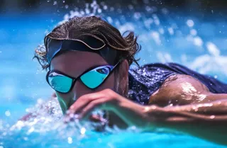 游泳池游泳男生背景