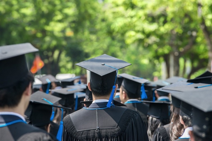 学士帽与学位证书特写素材高清图片