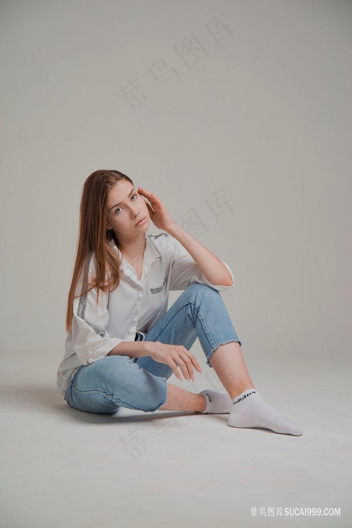 白色衬衫牛仔裤美女图片